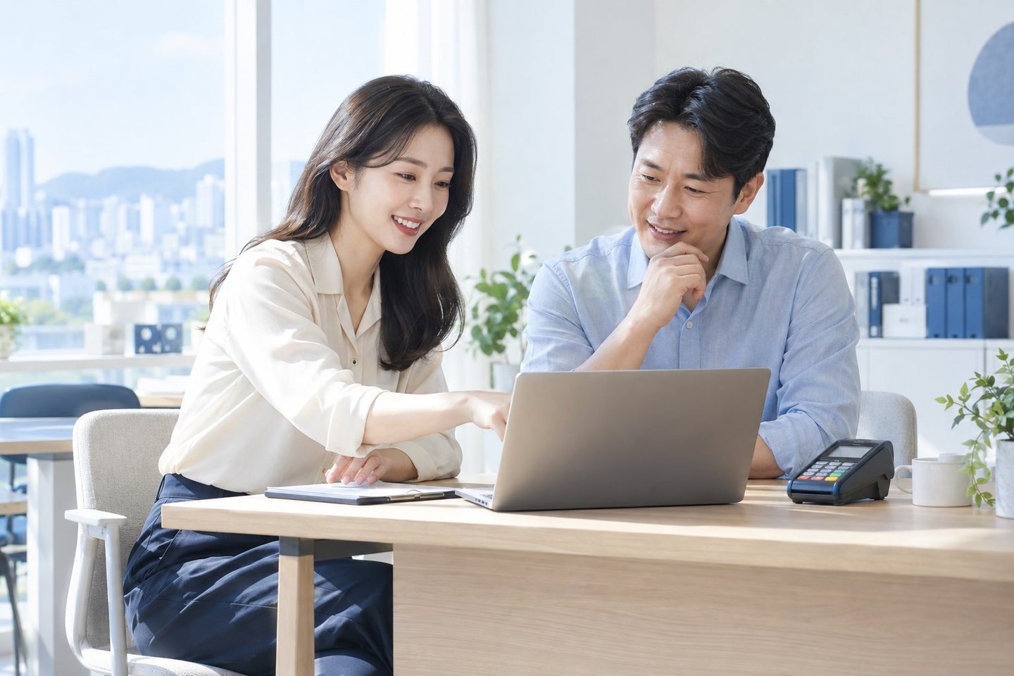 노트북 앞에서 업무 내용을 함께 설명하는 두 사람 — 온라인 PG결제 사이트 이전사이트 이전, 결제 끊길까 걱정이신가요? 연락 주시면 새 화면에 이어 달아 드립니다.