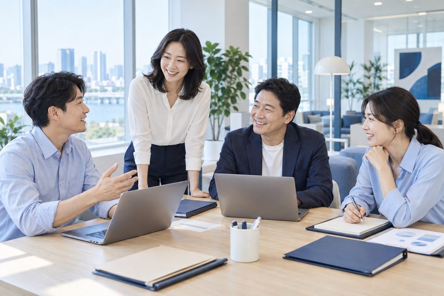 테이블에 모여 상담 자료를 검토하는 사람들 — 온라인 PG결제 연동 비용연동 비용, 견적 듣고 놀라셨나요? 연락 주시면 0원인 줄과 아닌 줄을 갈라 드립니다.
